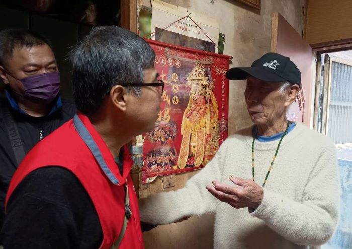 《圖說》李毓錫與牟伯伯親切互動，傾聽其分享服役往事，現場氣氛溫馨。〈新北榮服處提供〉