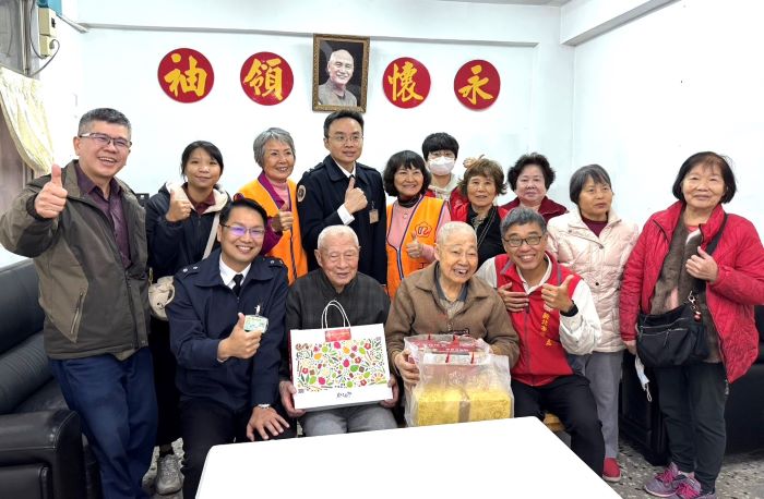 《圖說》新北市榮服處李毓錫副處長(前排坐者右1) 偕同海軍通信系統指揮部指揮官陳玄勳上校(前排坐者左1)，關懷慰問「中和新莊」退舍榮民長輩。〈新北榮服處提供〉