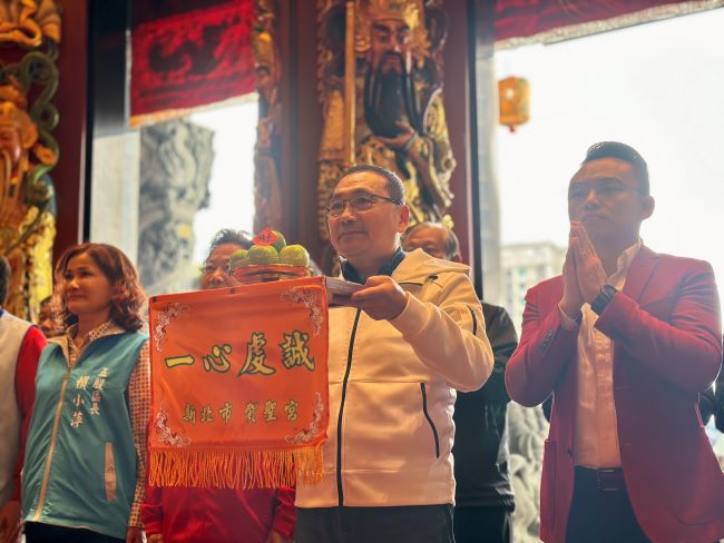 《圖說》市長於五股賀聖宮參拜，感謝廟方長年辦理冬令救助與獎助學金，讓善的循環持續發酵。〈民政局提供〉