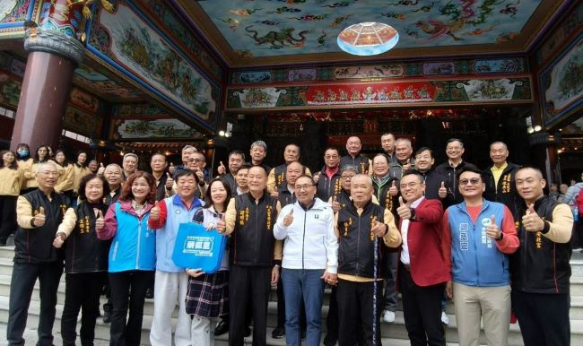 《圖說》侯友宜市長於三重安北宮與地方仕紳們大合影，共同祈願新北市馬年市政順利、百業成功。〈民政局提供〉